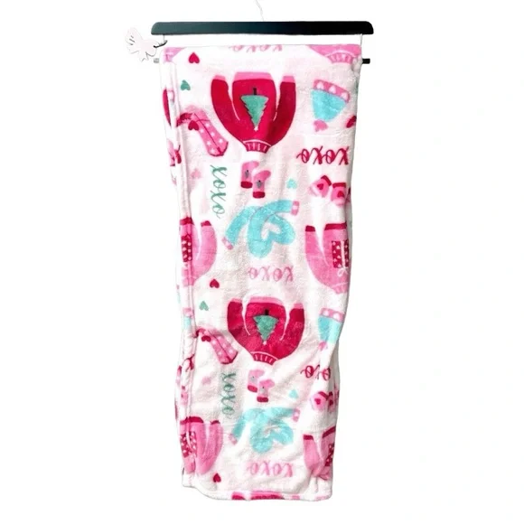 Betsey Johnson Christmas Soft Plush Throw Blanket Holiday Pink Sweaters 50"x 70” - Picture 2 of 4